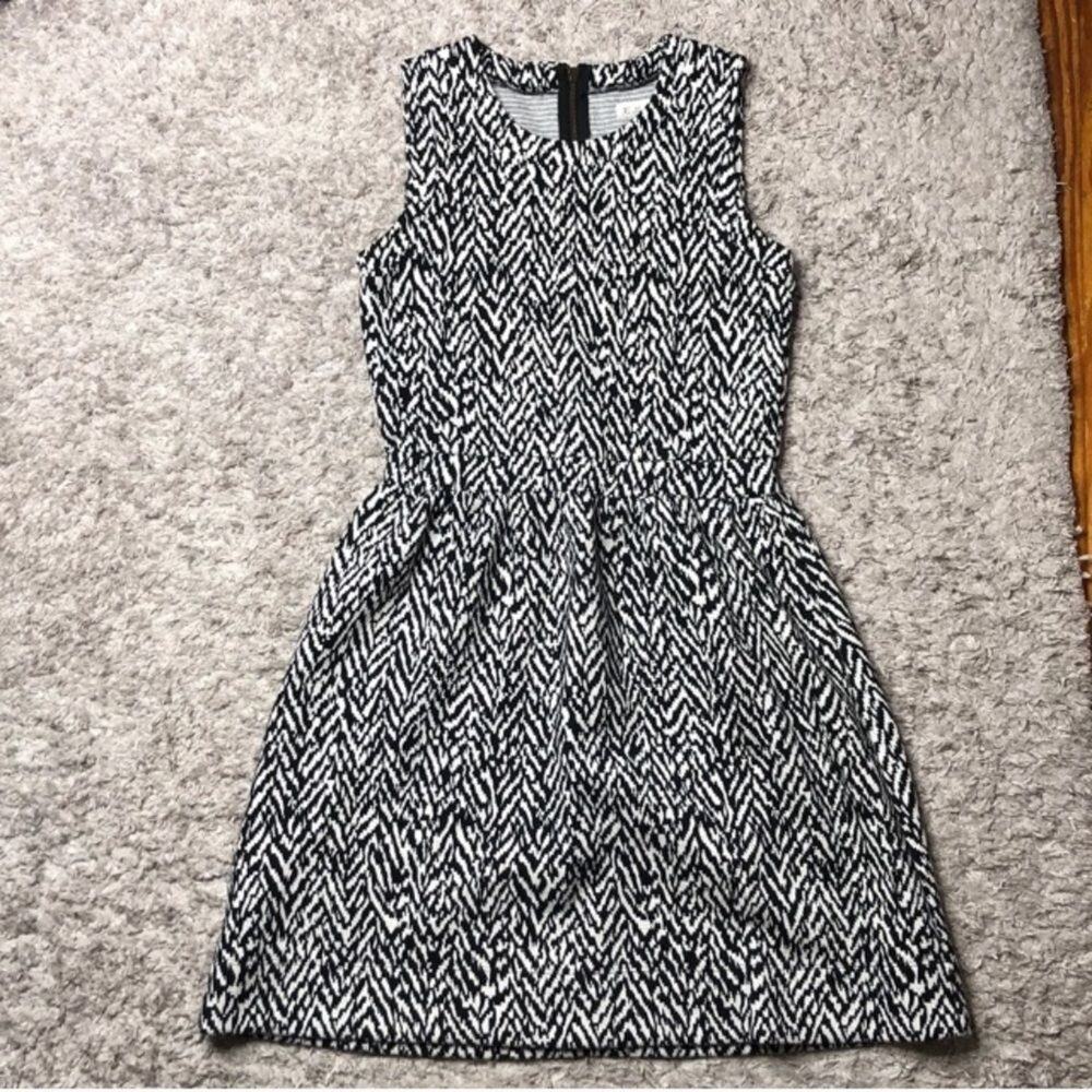 Hi-line black & white print sleeveless dress